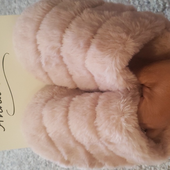 Anna & Ava Pale Mauve Quilted Faux Fur Slippers. Size, Medium 7-8 - Picture 5 of 6